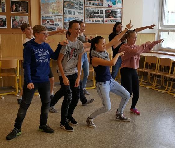 Nový Zéland na základě obrázků Aboriginců a Maorů měli žáci navrhnout vlastní podobu tetování a poté ji po paměti překreslit na jednoho z týmu pomocí barev na obličej.