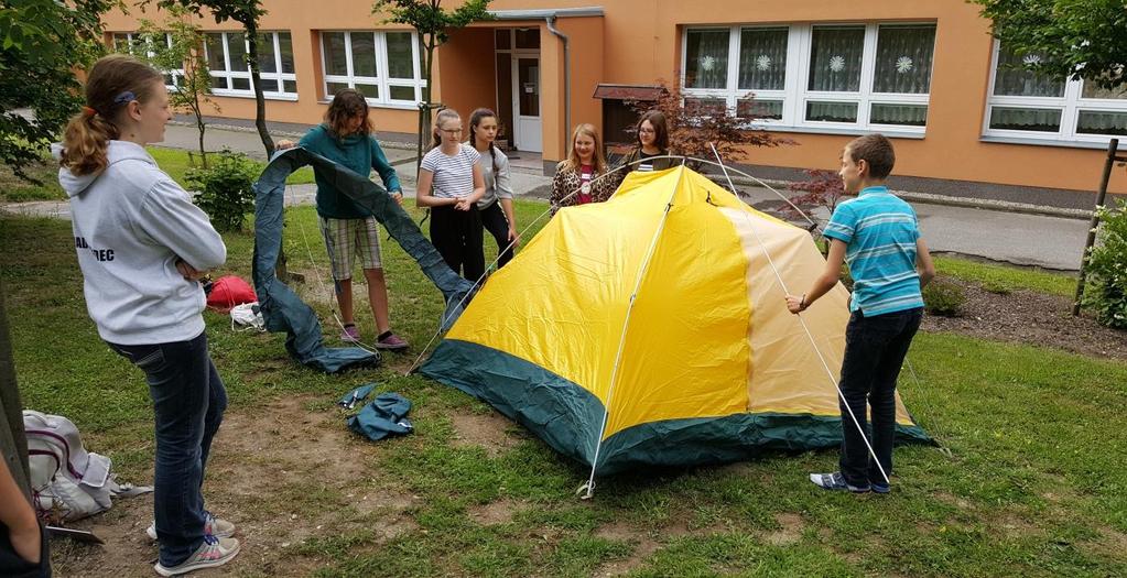 a na tabletech museli správně přiřadit orgány do modelu člověka. 4) Cookovy ostrovy žáci nižšího gymnázia si vyzkoušeli jak postavit a složit stan v časovém limitu.