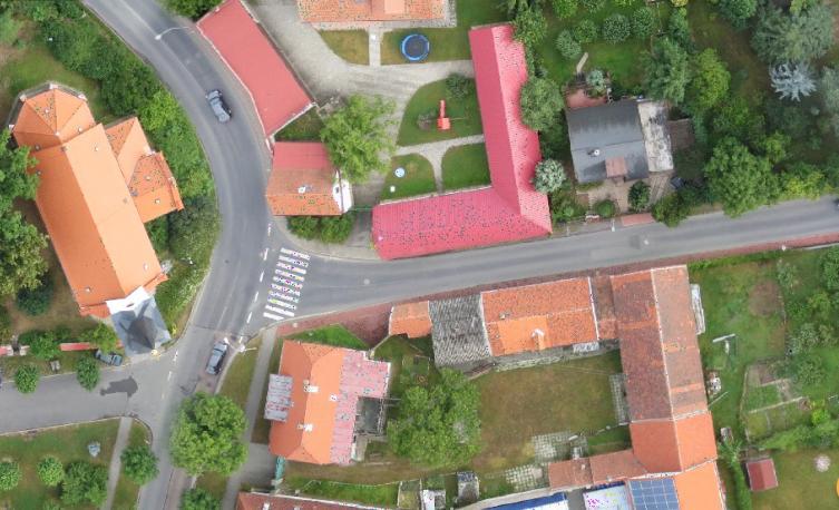 lampy VO, vzdušná vedení, mobiliář města, koše a kontejnery - zakreslené plochy mají přesné a skutečné výměry -