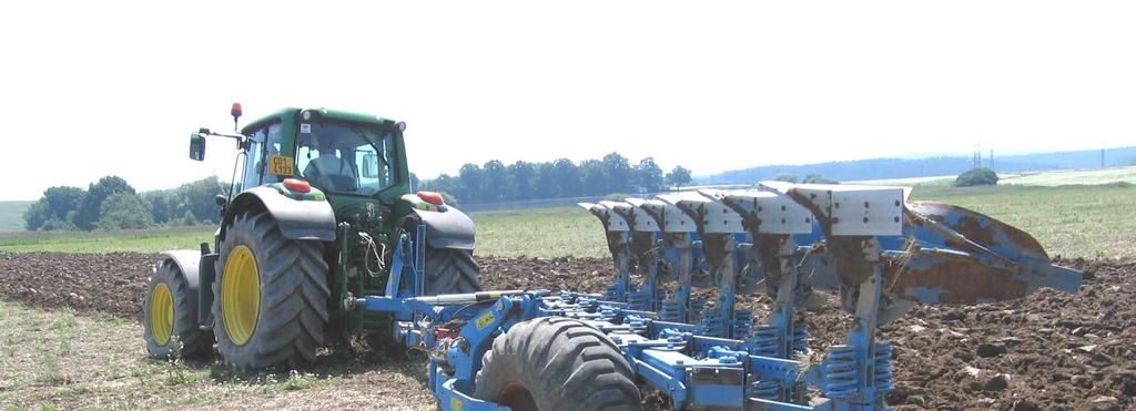 Obr. 3 Traktor John Deere 6920S v soupravě s návěsným 6 radličným pluhem Lemken Vari Diamant, (široké pneumatiky) Pro výpočet prokluzu byla naměřena teoretická dráha při jízdě traktoru v brázdě s