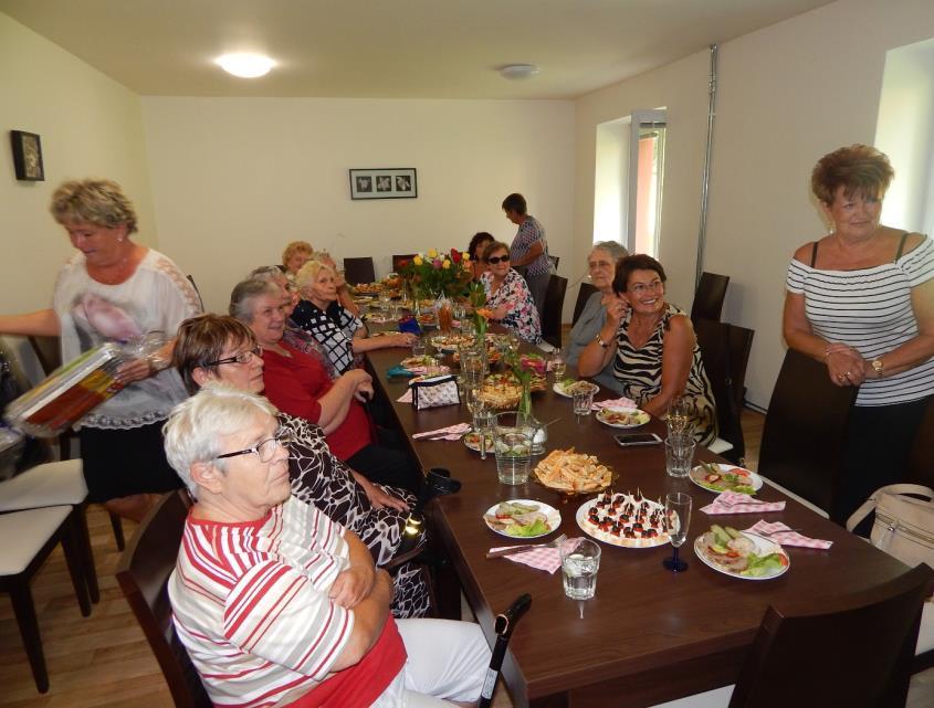 ČERVENEC 2017 19.07.2017 1.výročí Komunitního domu pro seniory Některé okamžiky jsou tak kouzelné, že chceme, aby se zastavil čas. ( autor neznámý ) Výše uvedený citát vystihuje atmosféru oslavy 1.