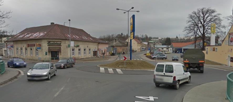 výjezdu 5,5m mezi zvýšenými obrubami, z důvodu objetí odstaveného vozidla. Obr.
