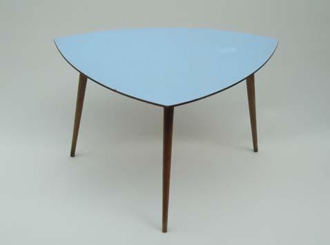Funkcionalistický stůl, 30. léta 20. století Konferenční stolek v bruselském stylu, 60. léta 20. století Neznámý autor, stolek LÖVBACKEN, výrobce Ikea, 2013 kopie podle vzoru z 60.