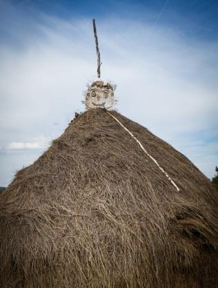 Tváře následně dotvářeli ti nejmenší - hráli si s tisky různých instrumentů, používali pouze bílou barvu.