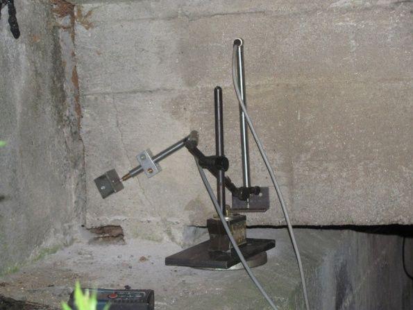 b) Indukční snímače. Tyto snímače jsou založené na změně indukčnosti soustavy cívek, způsobené změnou jejich magnetického odporu.
