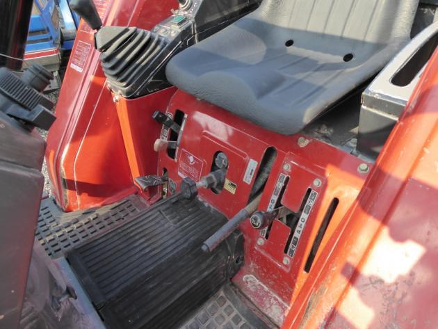 Kontrolu provádějte pouze při chladném motoru, hrozí nebezpečí úrazu horkou vodou nebo párou. - Olejová náplň v motoru měrka na bloku. - Olejová náplň v převodovce.