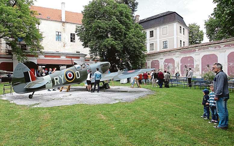 Jihlavsko apelhřimovsko 29. června 2018 3 Muzeum hrdinů má isíň slávy Součástí muzea RAF vpolici na Třebíčsku je také model letadla Spitfire vměřítku 1: 1.