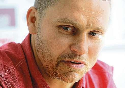 32 29. června 2018 Jihlavsko apelhřimovsko Na pravé ucho stáleneslyší Bývalý hokejista Marek Melenovský je zpět doma z nemocnice.