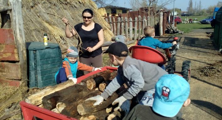 Zde se také začalo. Obec Dobšice nakoupila slaměné došky a ty pak děti spolu s Václavem Bulíčkem položily na střechu. Mezitím pan Jiří Sýkora se svým pavoučím bagříkem z jedné části vytahal kůly.