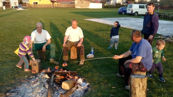 Začne totiž tréninková a závodní hasičská sezóna. Od podzimu zbyly doinstalovat akátové infopanely v zadním úseku Dobšovy stezky. První parta sem panely dopravila na teře.