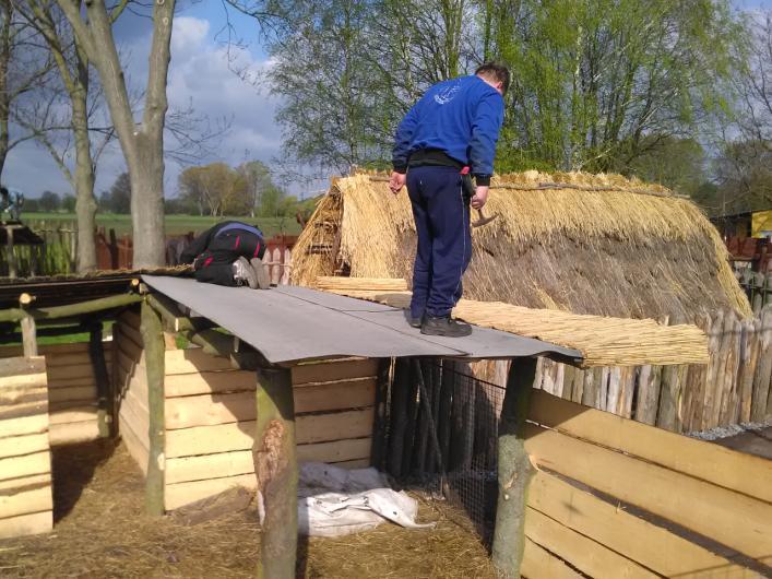 Všechny práce byly do oběda hotovy a odměnou všem byl vepřový gulášek s chlebem z rukou Kateřiny Šibravové a pivečko z Dobšického šenku. Odpoledne už byl plot hotov a pokračovalo se u přístřešků.