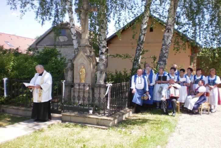 Taneční skupina Kocour Modroočko předvedla své vystoupení cca v 15 hodin. Nechyběli Amatéři Dobšice a krojovaná dechovka z Dobšic od Znojma i mažoretky z Poděbrad.