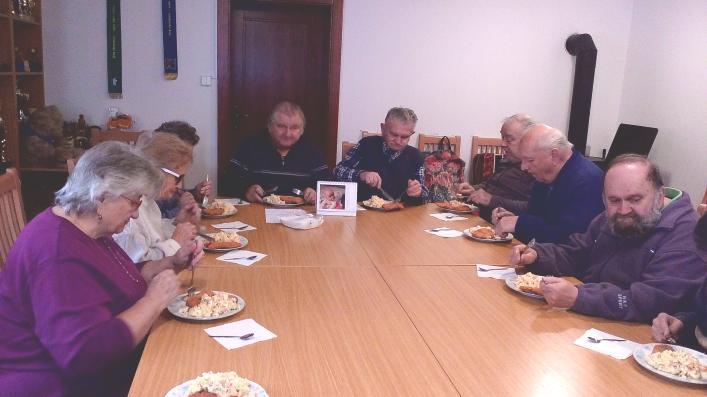 K jídlu byl objednán řízek s bramborovým salátem a zákusek z kuchyně Dobšického šenku. Pan Sýkora zahrál na harmoniku a zpívalo se a povídalo dlouho do podvečera.