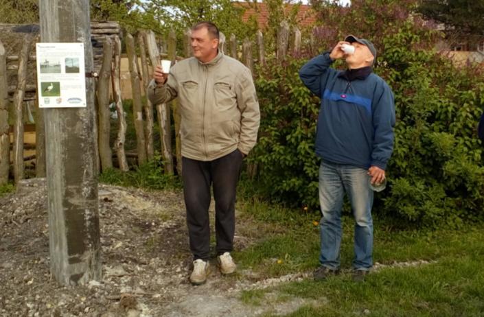 Sloup je vysoký 10 m a je umístěn za kovárnou Archeoskanzenu. Dále byl zpevněn vjezd na místní hřiště a odpočívadlo.