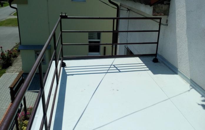 Opravu provedla firma Vaněk klempířství. Nový beton položil Bulíček Václav. Celkové náklady na opravu 30 143 Kč.