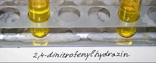 kyselině chlorovodíkové: 1,2 g 2,4 dinitrofenylhydrazinu se rozpustí ve 12 cm 3 koncentrované HCl. Vzniká světle žlutý roztok, který se míchá do zhoustnutí.