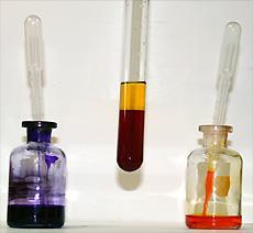 68 4. Experimenty z každodenního života Naproti tomu krystalová violeť, methylenová modř, malachitová zeleň či fuchsin (rosanilin) jsou arylmethanová barviva iontové povahy, jsou dobře rozpustná ve