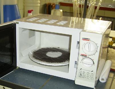 5. Experimenty v mikrovlnné troubě 75 2. Důkaz nehomogenity pole v mikrovlnné troubě Pokus lze provést pomocí termosenzitivního (faxového) papíru.