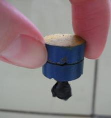 84 5. Experimenty v mikrovlnné troubě Pozorování a vysvětlení: V mikrovlnné troubě je možné v krátkém čase ukázat výrobu slitin kovů. Slitina mědi a zinku se nazývá mosaz.