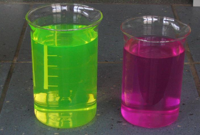 90 5. Experimenty v mikrovlnné troubě Fluorescence roztoků: původní roztok, roztok po dvojnásobném,