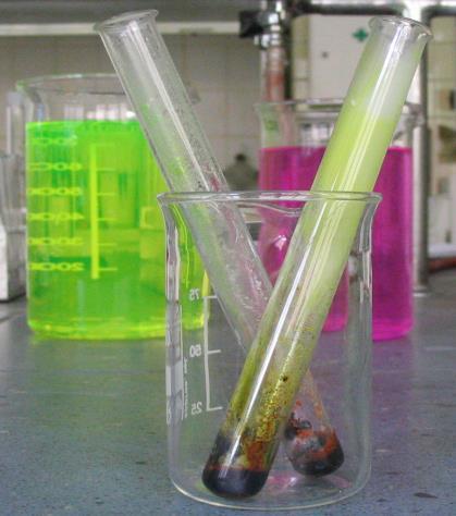 přidání indikátorových barviv Barviva vyrobíme reakcí ftalanhydridu s fenolem v případě fenolftaleinu