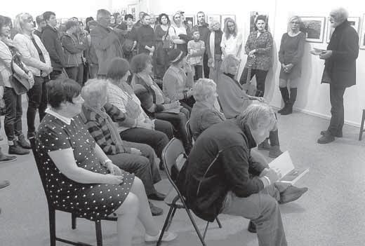 KaÏdé setkání se snímky tohoto fotografa je jedineãné, tentokrát je ale je tû v jimeãnûj í tím, Ïe autor pfiedstavuje snímky, které dosud nikdy vystaveny nebyly a které jej prezentují v docela