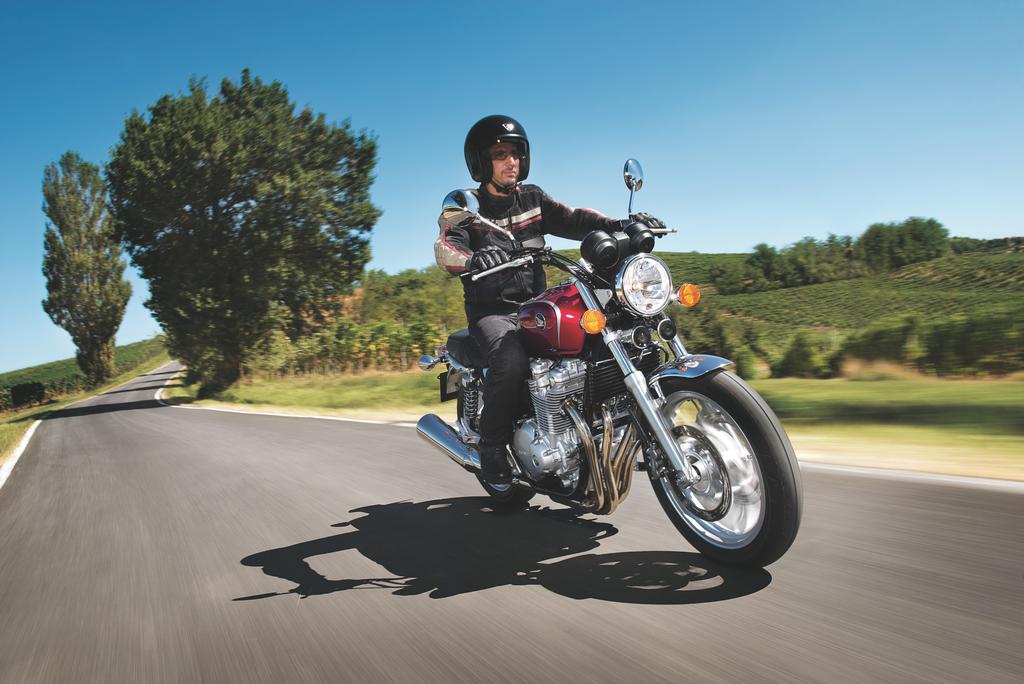 Pokud jde o ovladatelnost, podvozek CB1100 nabízí veš ke rou jistotu, jakou potřebujete cítit po