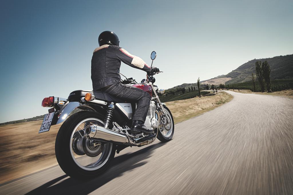a b s o l u t n í k o m f o r t SEBEJISTÁ pohodlná JÍZDA Honda CB1100 byla navržena tak, aby nabídla absolutní komfort a praktičnost na každé vaší cestě.