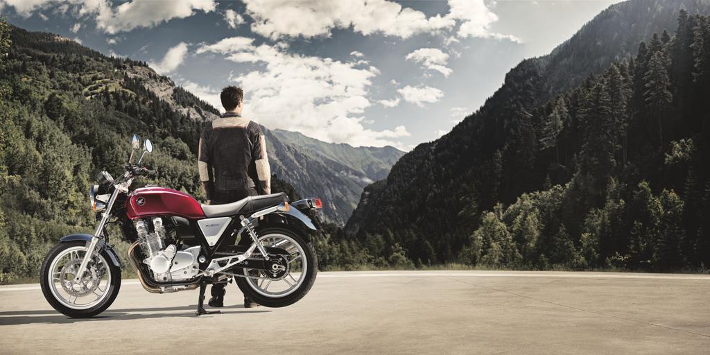 n e f a l š o v a n ý c h r o m KLASICKÝ kultovní DESIGN Klasický vzhled CB1100 na první pohled chytne za srdce, ale jeho detaily vám úplně vezmou dech.