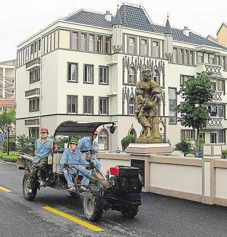 12 2. září 2016 Česká republika Čínský Krumlov. Vdaleké Asii vznikají kopie slavných měst Mají hodně peněz, ale cit pro historii trochu podivný.