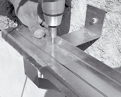 3..3 Montáž nosné konstrukce DEKMETAL Montáž fasádního systému z nosné konstrukce DEKMETAL můžeme rozdělit do několika následujících fází: vytvoření vodorovného roštu montáž tepelné izolace