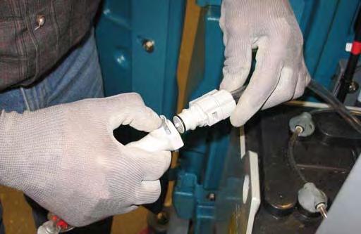 ÚDRŽBA SYSTÉM DOPLŇOVÁNÍ ELEKTROLYTU (DOPLNĚK) Doplňkový systém doplňování elektrolytu zajišťuje bezpečný a snadný způsob udržování správné hladiny elektrolytu v akumulátorech. 4.