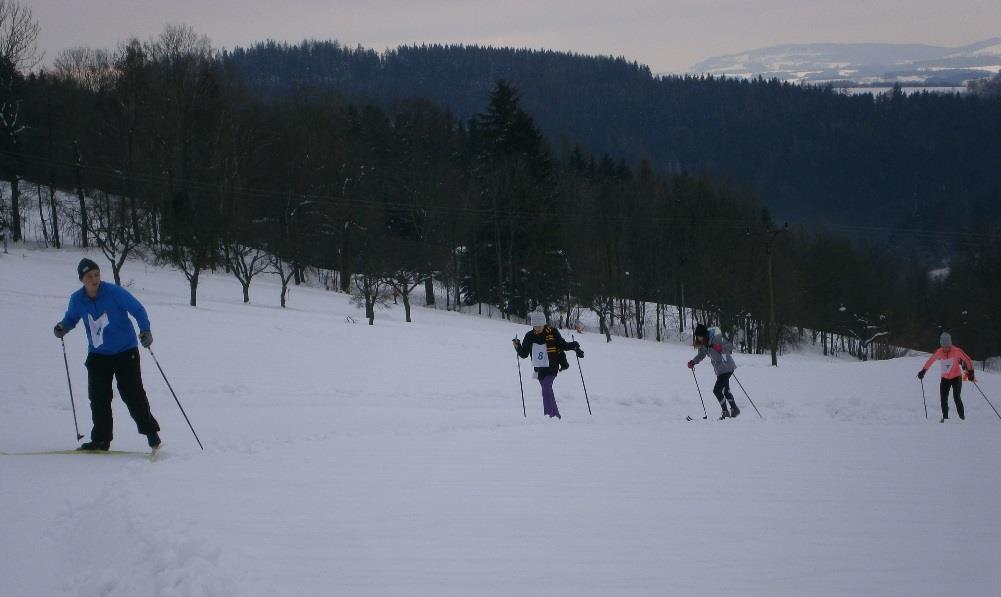 Sníh je ráno přimrzlý, přes den povolí a nad sněhovými pláněmi se často tvoří mlha, jak je ostatně vidět z našich včerejších fotografií z běžek. Zpět k našemu dnešnímu programu.