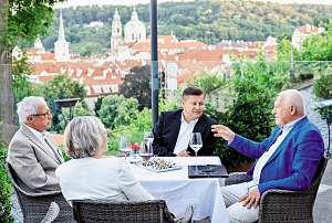 Mohl bych jmenovat ještě Dana Ťoka, pana Singera, vté době guvernéra ČNB, ekonoma aprofesora Jana Švejnara, generálního ředitele ČT Petra Dvořáka, předsedu ČOV Jiřího Kejvala, ministra kultury Jiřího