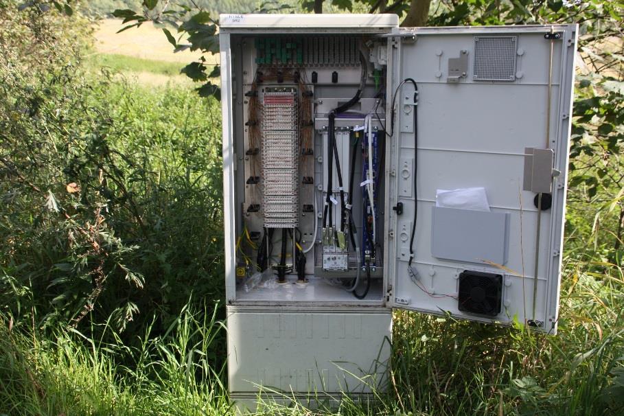 Síť elektronických komunikací je z převážné části vedena PSEK (zemními metalickými kabely) a až koncový uživatel je připojen většinou z NSEK samonosným kabelem ze sloupu.