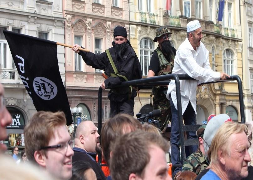 pyrotechnikou na Autonomní sociální centrum Klinika na Žižkově. Incident v pražské Thunovské ulici byl zneužit tzv.