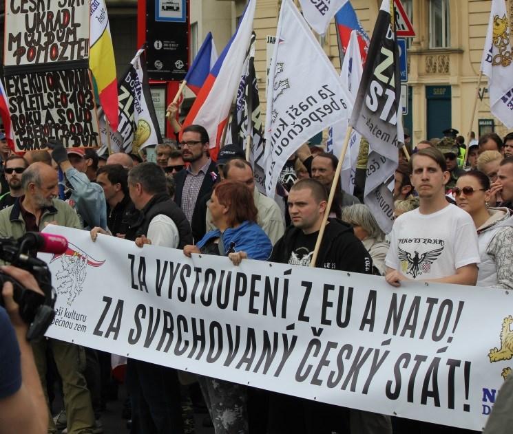 a protestům proti členství ČR v EU, NATO a proti tuzemské politické reprezentaci jako celku.