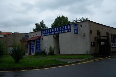 nadzemní podlaží (sklad) V objektu elektrická energie, studená voda, teplá užitková voda, plyn, úsřední topení, 2x sociální zařízení, (v objektu bez č. p./č. e. je pouze elektrická energie) Celkový obestavěný prostor 1.