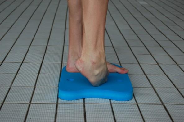 POLOHA TĚLA - KRAUL Správná poloha těla je spojitá nádoba s prací nohou. Správnou polohu je třeba udržovat při plavání.