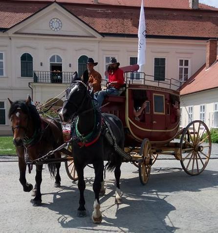 Replika dostavníku z roku 1870. Celková kapacita je (prý) 12 míst.