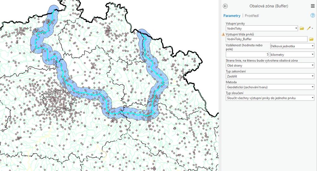 VEKTOROVÉ ANALÝZY - PŘÍKLADY Příklad 3: Kolik obcí v ČR leží celou svojí plochou do vzdálenosti 5 km od řeky