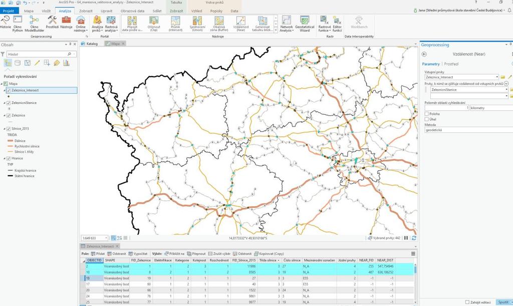 VEKTOROVÉ ANALÝZY - PŘÍKLADY Příklad 4: Na kolika místech kříží dálnice, rychlostní silnice či silnice 1.třídy s železnicí.