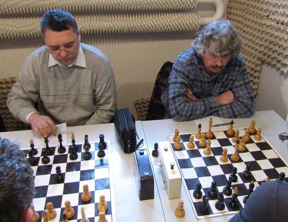 zleva Jenda Zemčík a Jara Bílek 7. Kegler Rudolf Vavřík 0-1 1. e4 c6 2. d4 d5 3. e5 Sf5 4. Sd3 Sxd3 5. Dxd3 e6 6. Jf3 Se7 (lépe...c5) 7. O-O Jd7 8. Ve1 c5 9. c4 dxc4 10.