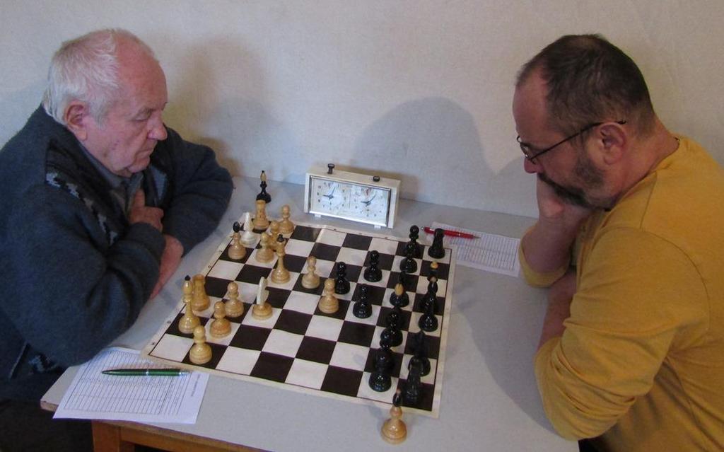 vpravo Jiří Vavřík krátce po zahájení hry 8. Fridrich Švec 1-0 1. e4 e5 2. Jc3 Jf6 3. f4 Jc6 4. Jf3 exf4 5. d4 Sb4 6. Sxf4 O-O (proč ne...jxe4...) 7. Sg5 h6 8. Sh4?! (mělo se brát na f6) g5 9.