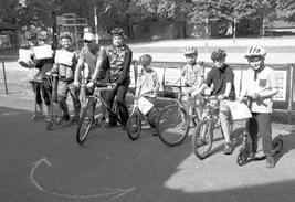 Bartošovi za celoroční spolupráci. Žáci ZŠ Smetanova při sportování s DA-BOU. Foto: M. Škramlíková Dne 15. května se žáci naší školy zúčastnili Sportovních her mládeže pořádané ZŠ a DD Přestavlky.