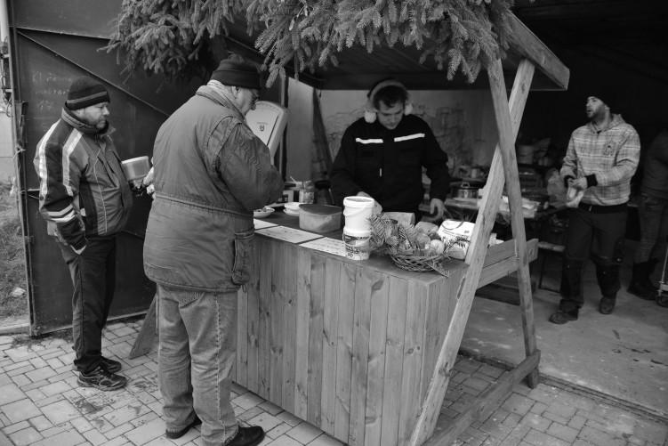 Návštěvníci mohli rovněž ochutnat výborné pečené kroupy se zelím. O zabíjačkové speciality byl veliký zájem a rychle mizely z pultu stánku.