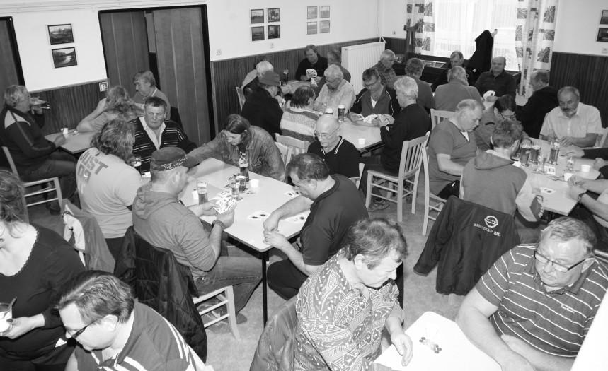 hráči ze širokého okolí. V sobotu 18. listopadu usedlo za hrací stoly rekordních 49 startujících.
