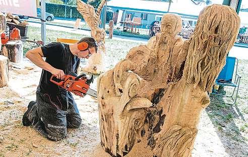 Dostat se mezi ty vyvolené, kteří tvoří před zraky veřejnosti dřevěné sochy na řezbářském sympoziu, není totiž nic snadného.