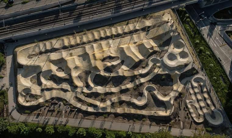 PUMPTRACK -dráha pumtracku poskytuje různé úrovně obtížnosti