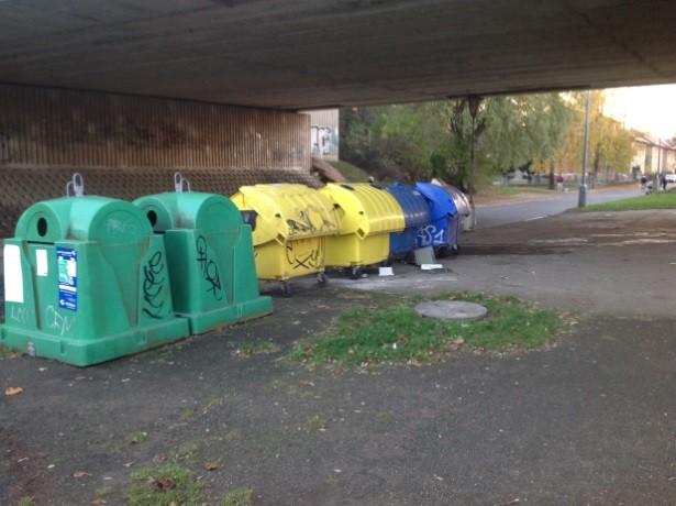 Kontejnery Dolnopolní pod mostem foto L.